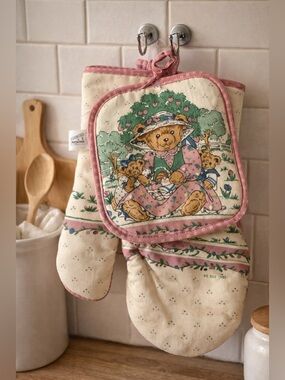 Vintage 1992 Teddy Bear Kitchen Set Pot Holders Oven Mitts Cambridge NEW